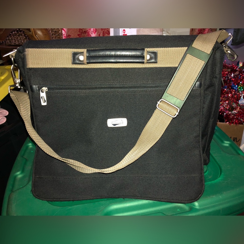 AMERICAN TOURISTER LAPTOP BAG- black and tan, EUC